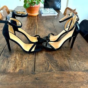 Bundle of staples black heels (3)